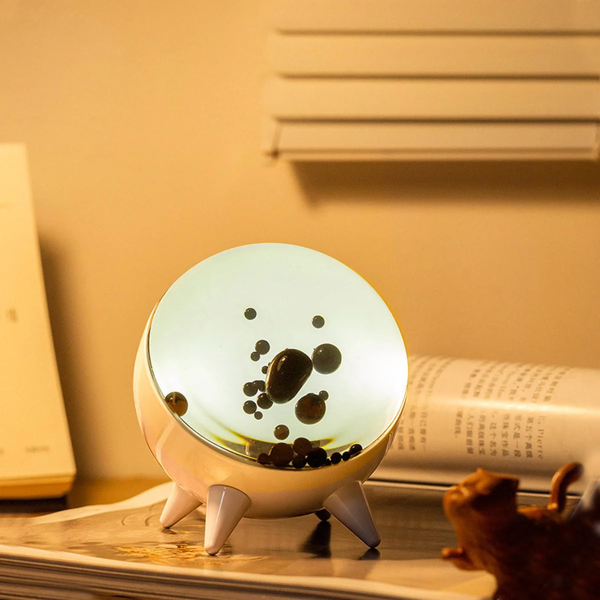 Музична ритмічна декоративна лампа CLT-002 з ферорідкістю White