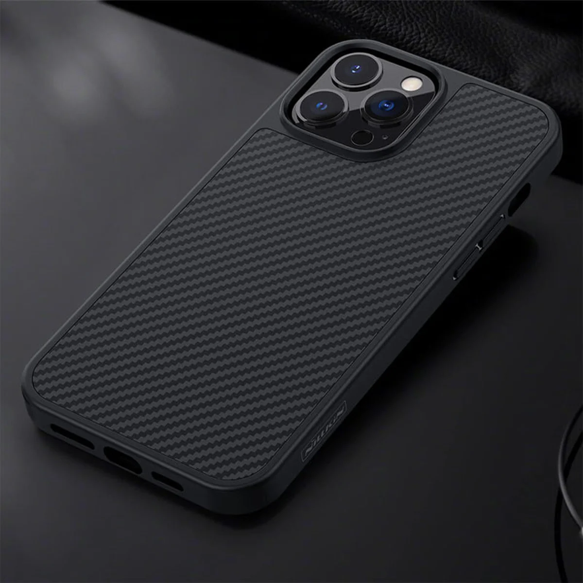 Карбоновая накладка Nillkin Synthetic Fiber series для Apple iPhone 13 Pro (6.1") Черный