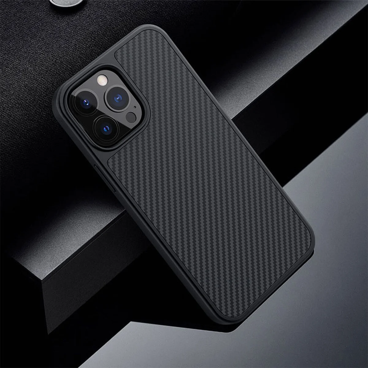 Карбоновая накладка Nillkin Synthetic Fiber series для Apple iPhone 13 Pro (6.1") Черный