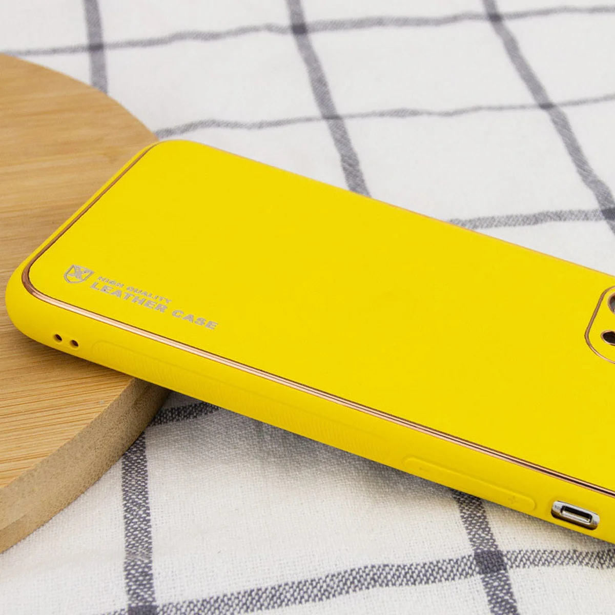 Шкіряний чохол Xshield для Apple iPhone 13 (6.1") Жовтий / Yellow