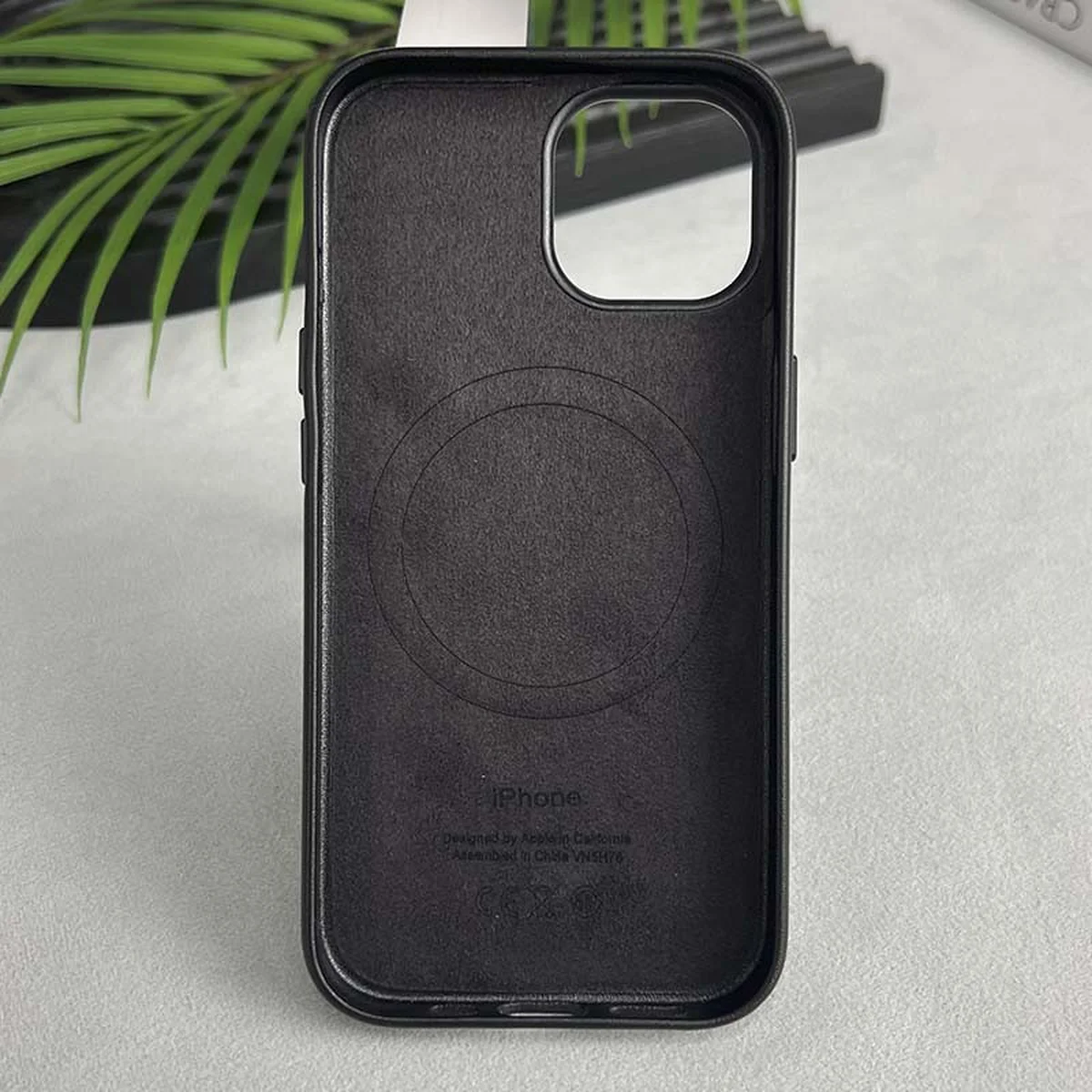 Кожаный чехол Leather Case (AAA) with MagSafe and Animation для Apple iPhone 15 Pro (6.1") Black