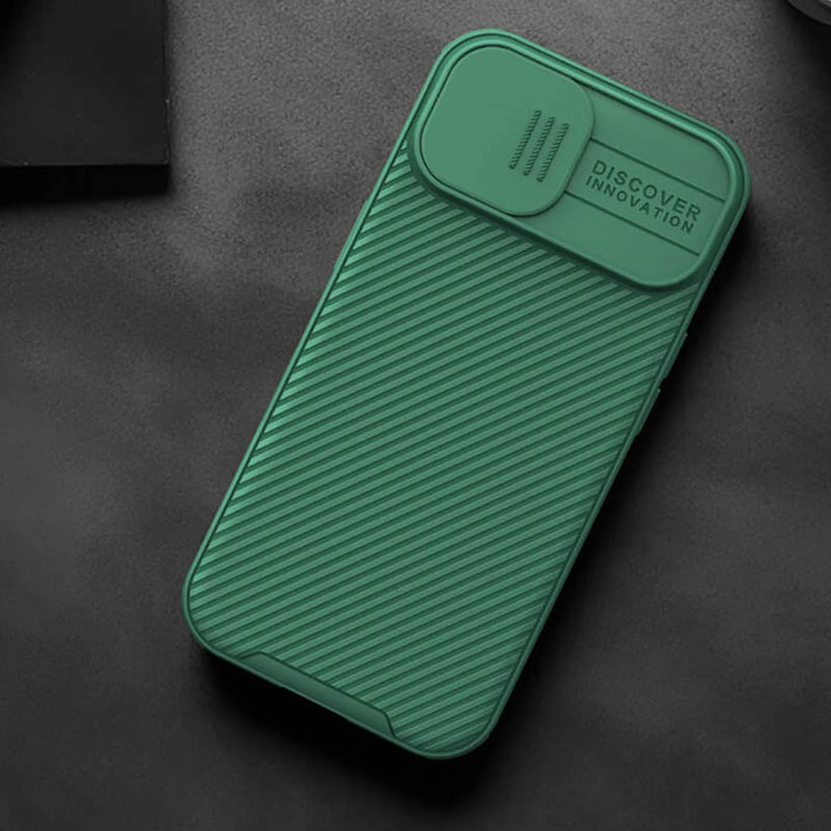 Карбоновая накладка Nillkin CamShield Pro для Apple iPhone 15 (6.1") Deep Green