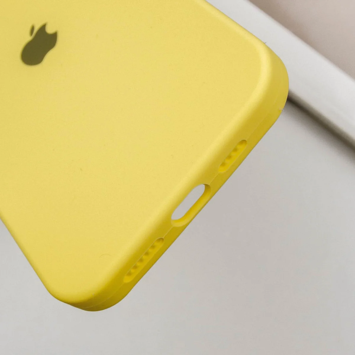 Чехол Silicone Case Full Protective (AA) для Apple iPhone 16 (6.1") Желтый / Yellow