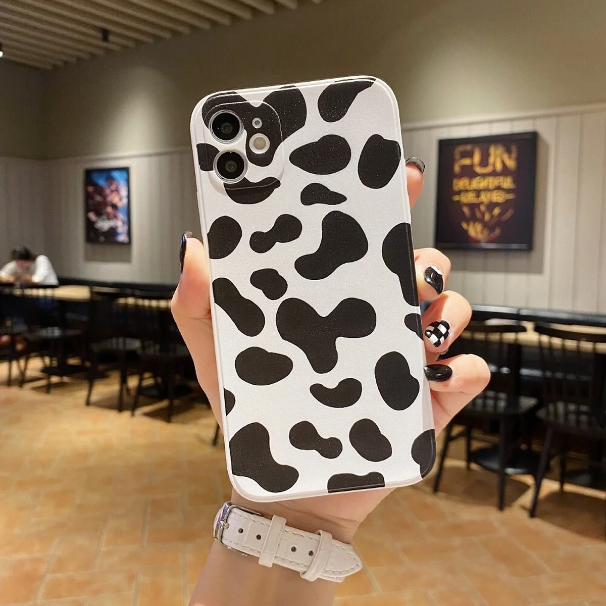 Силиконовый чехол "Leo" черный для iPhone 12