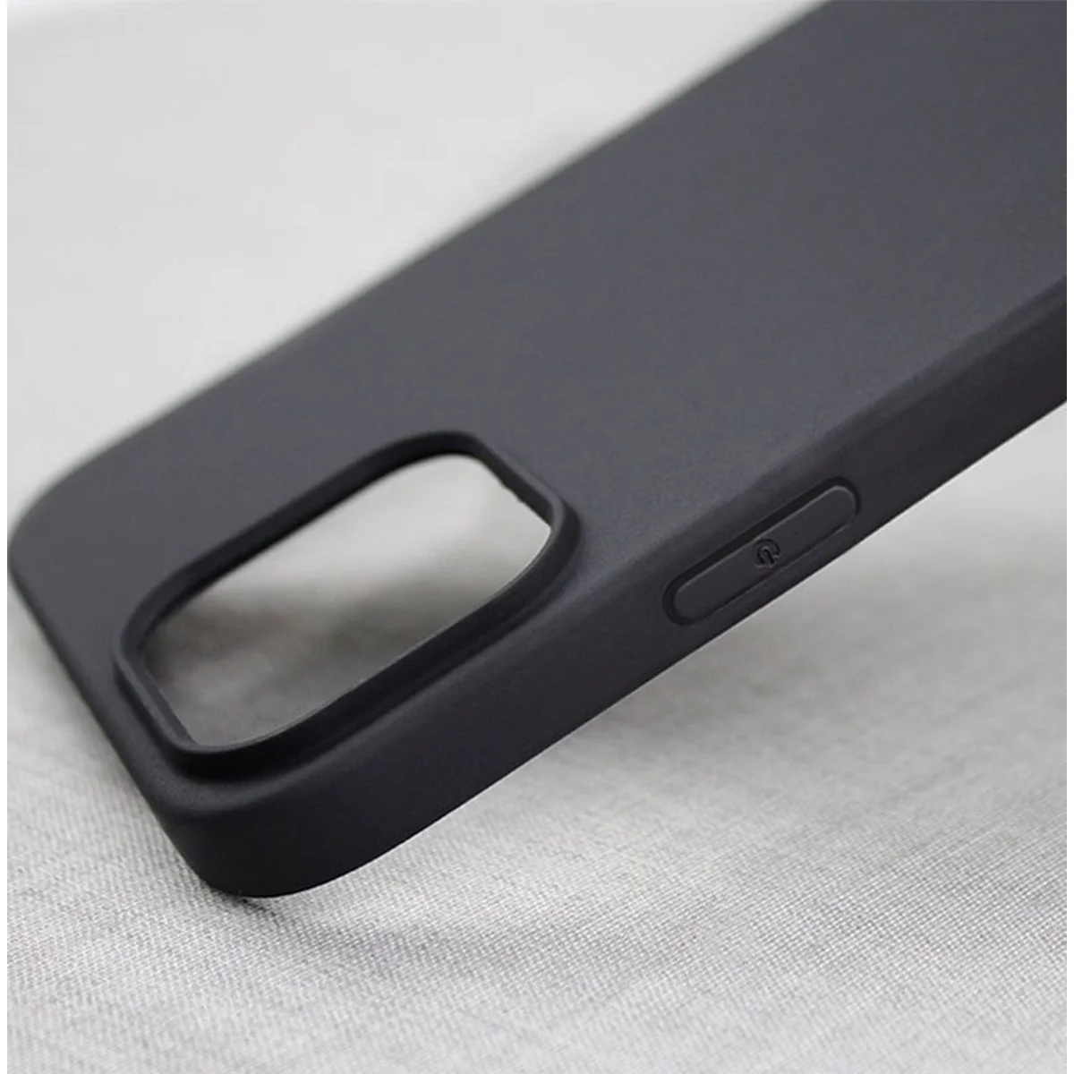 Чехол "Matt" силиконовый для iPhone 13 Pro черный