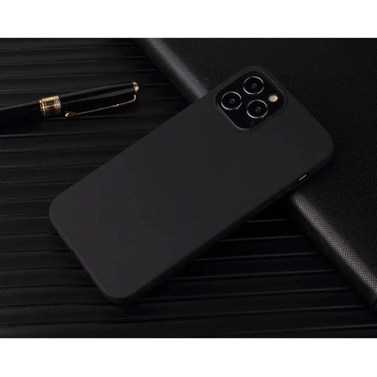 Чехол "Matt" силиконовый для iPhone 13 Pro черный