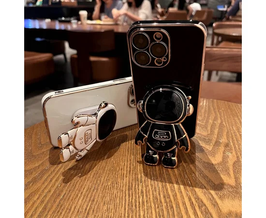 Силиконовый чехол "Космонавт" с подставкой для Apple iPhone 14 Pro Черный