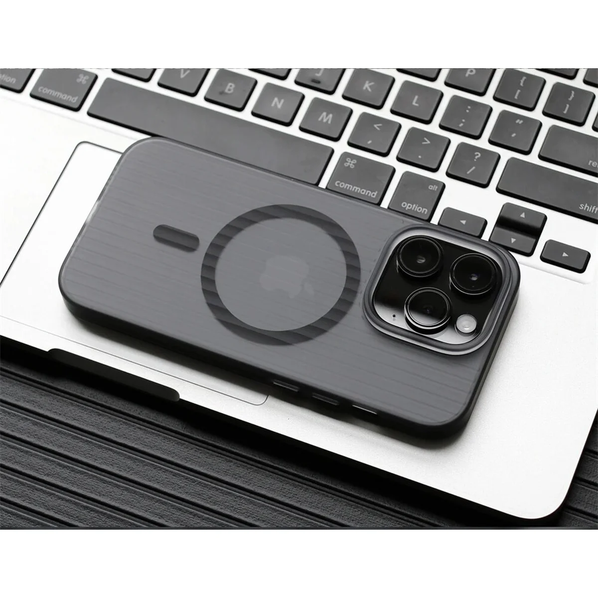 Пластиковый чехол "Luxury Corrugated" with MagSafe для Apple iPhone 14 Pro Max Черный