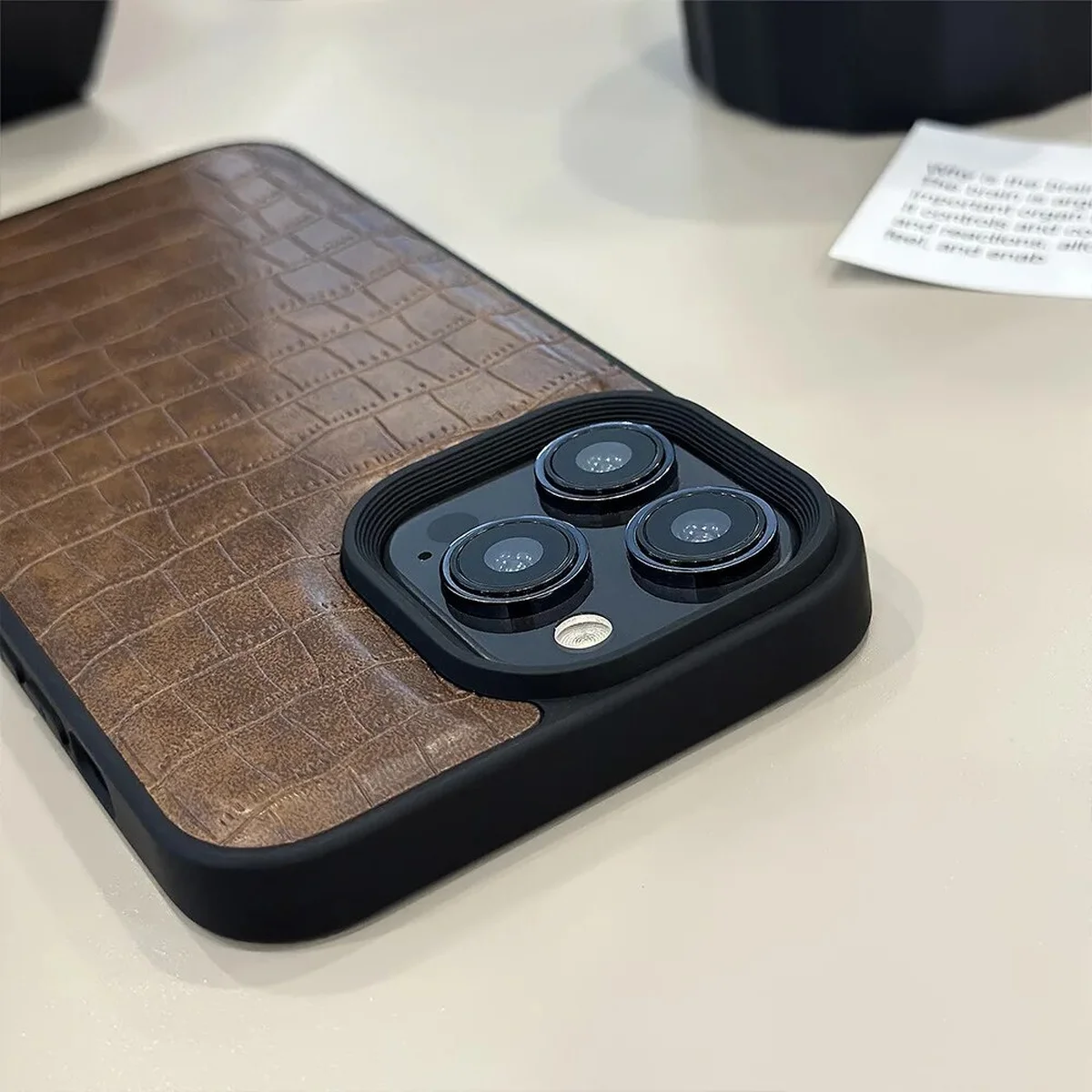 Кожаный чехол "Crocodile Pattern" для Apple iPhone 15 Pro Коричневый