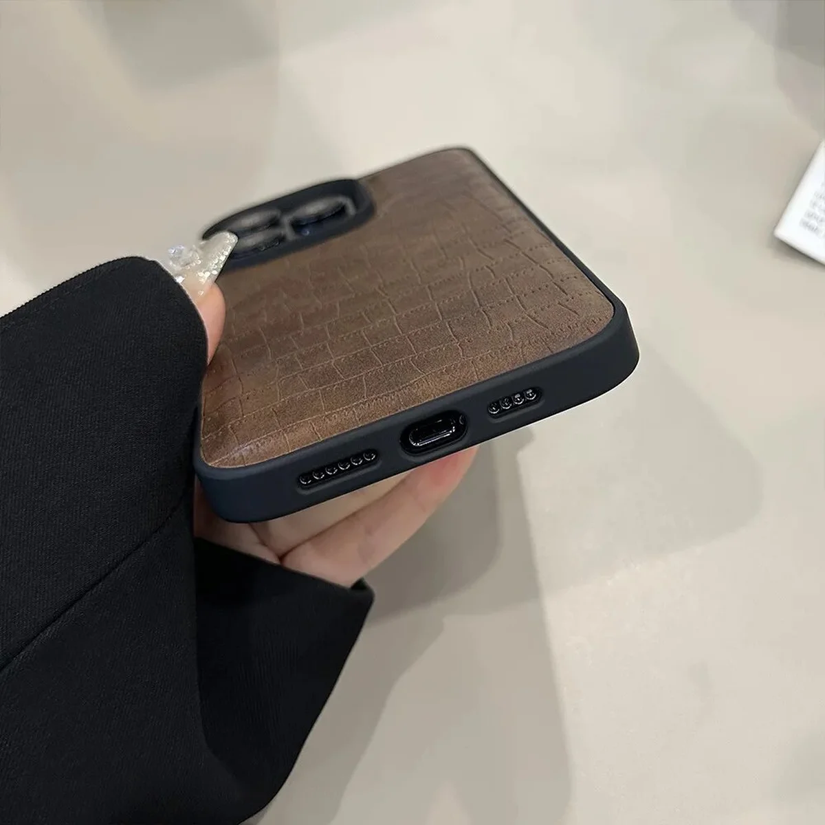 Кожаный чехол "Crocodile Pattern" для Apple iPhone 15 Pro Коричневый