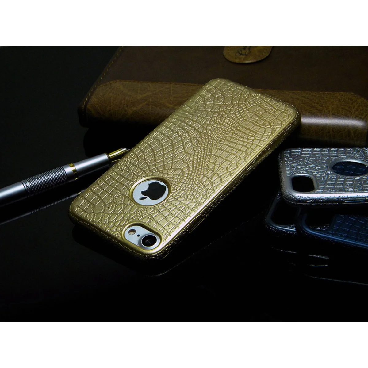 Силиконовый матовый чехол "Змея" золотой для iPhone 7/8