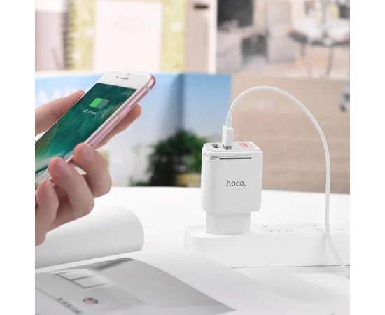 СЗУ Hoco C39A с дисплеем (2USB 2.4A) Белый